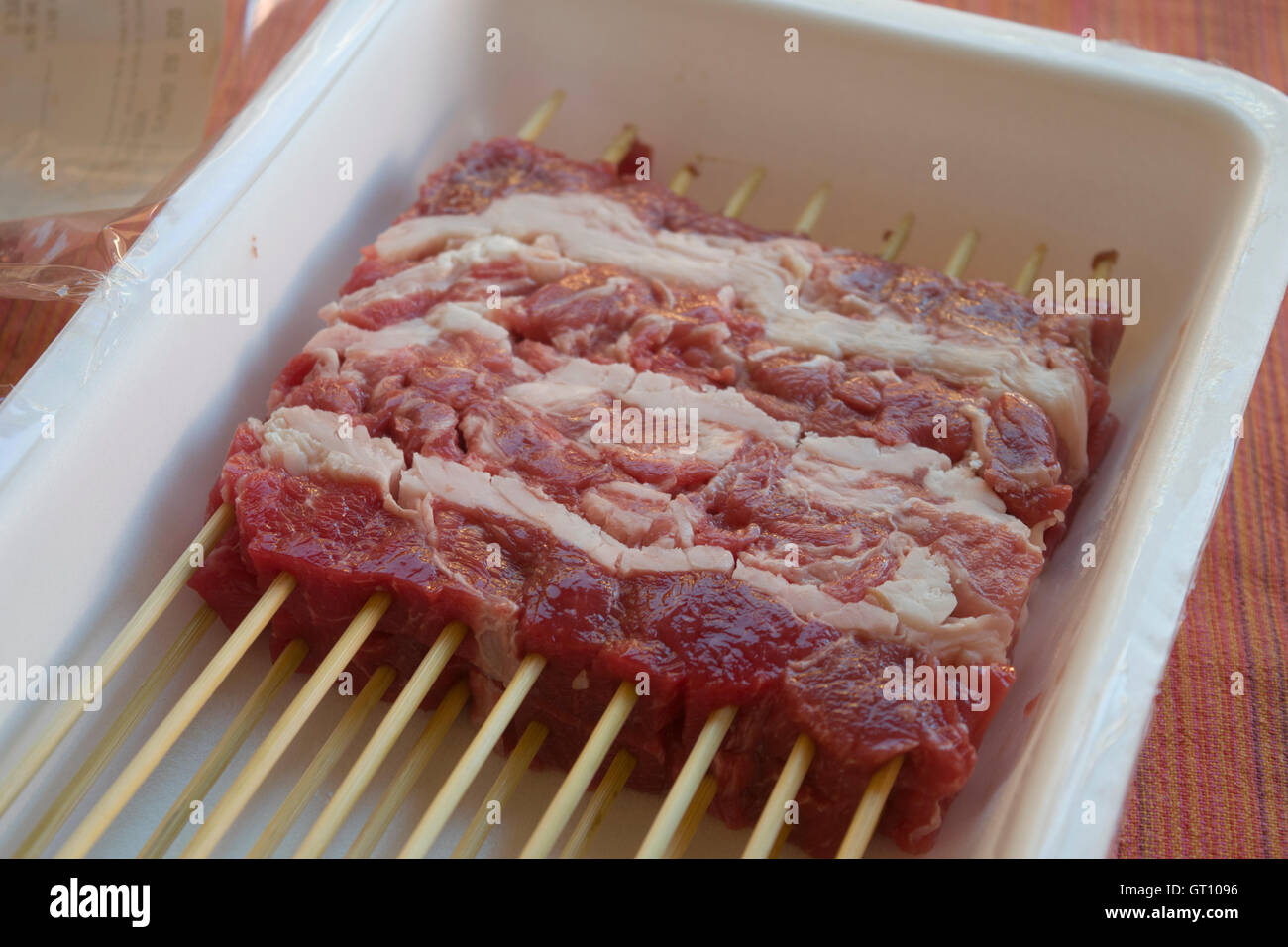 Arrosticini o castrato carne di pecora (carni di montone), tagliato a tocchetti e trafitto da uno spiedino Foto Stock