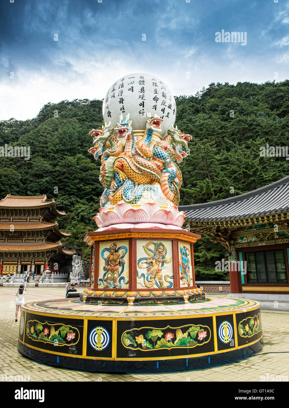 Chungcheongbuk-do, Corea del Sud - Agosto 29, 2016: Guinsa tempio nelle montagne Sobaek, statua del drago e il cielo Foto Stock