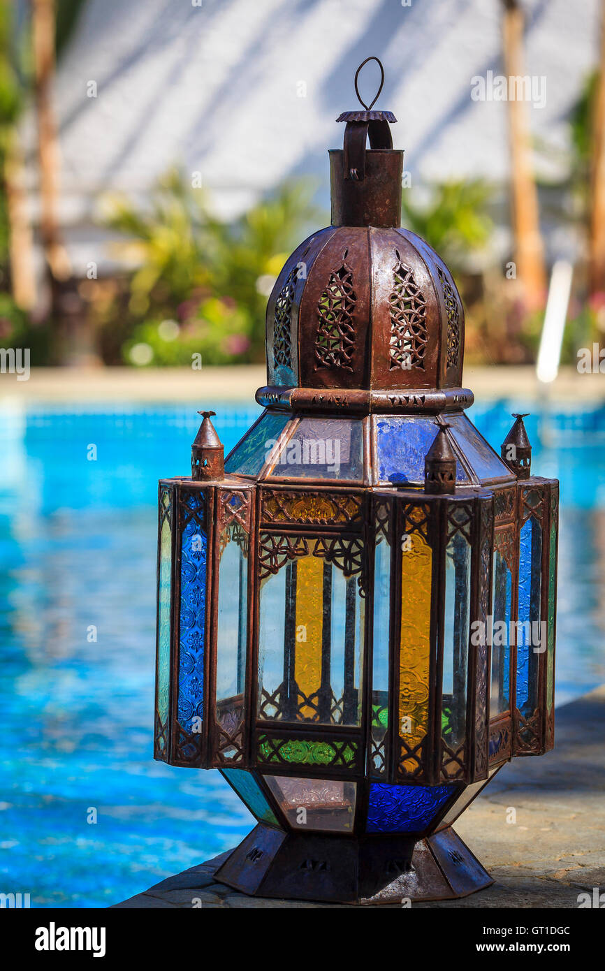 Vecchio rustico lampada colorata accanto alla piscina Foto Stock