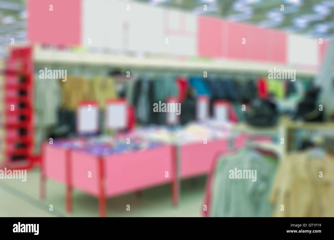 Supermercato sfocatura con sfondo bokeh, vestiario ed prodotto ripiano Foto Stock