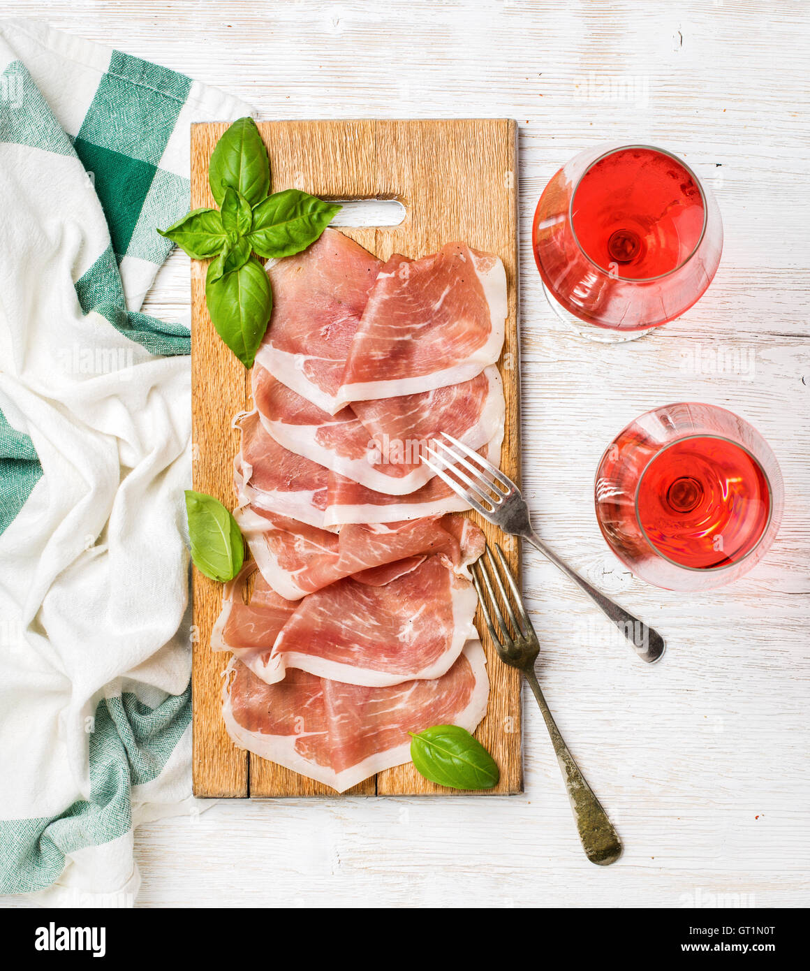 Il Prosciutto di Parma Prosciutto e rosa bicchieri di vino Foto stock -  Alamy