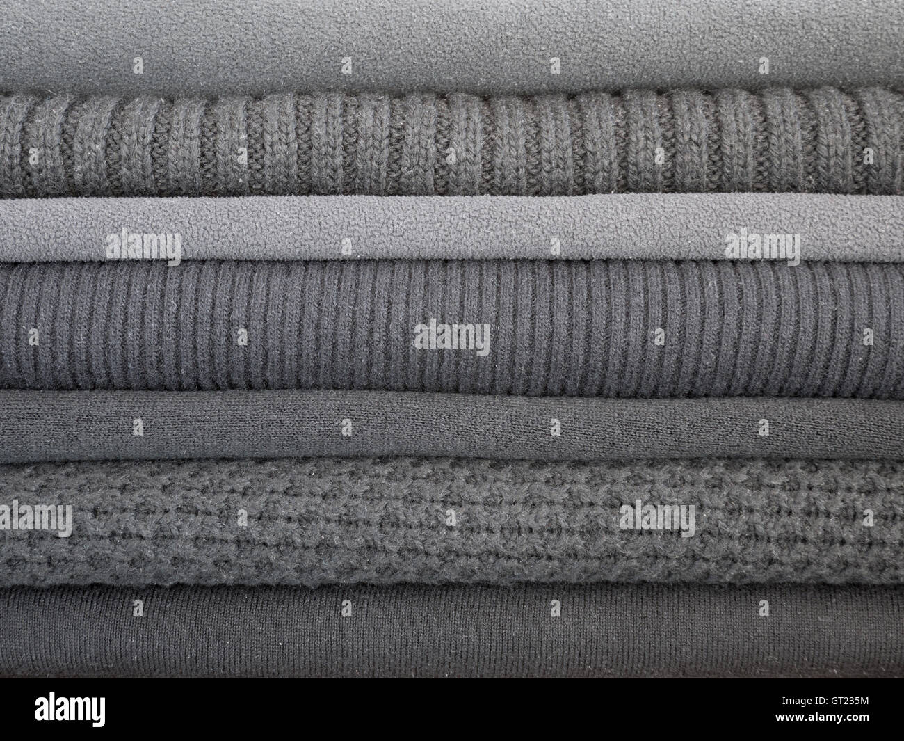 Vestiti caldi in diverse tonalità di grigio e di consistenze diverse Foto Stock