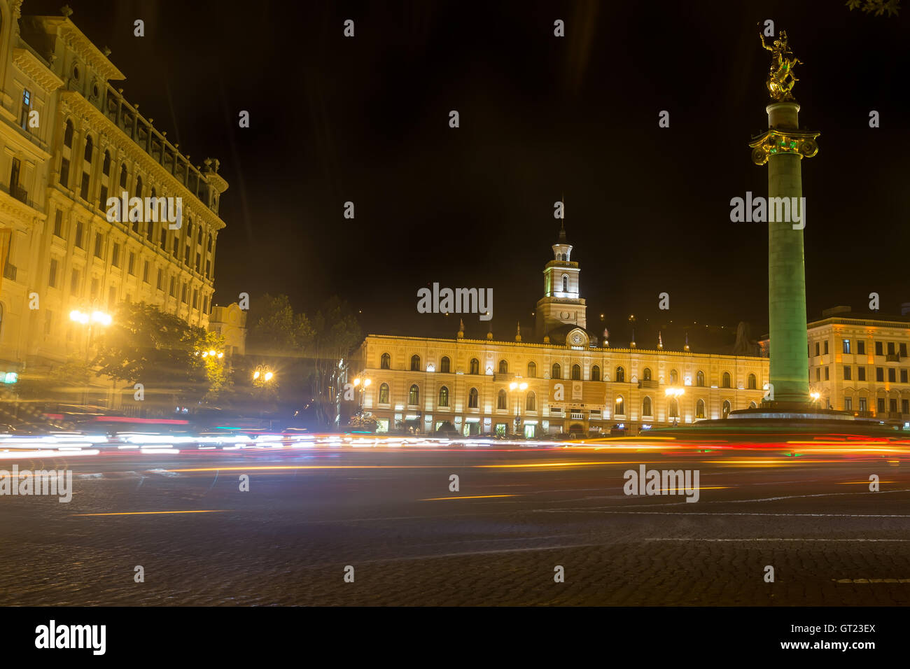 Tbilisi, Georgia - Agosto 17, 2016: la piazza della Libertà a notte nel centro di Tbilisi con percorsi di luce Foto Stock