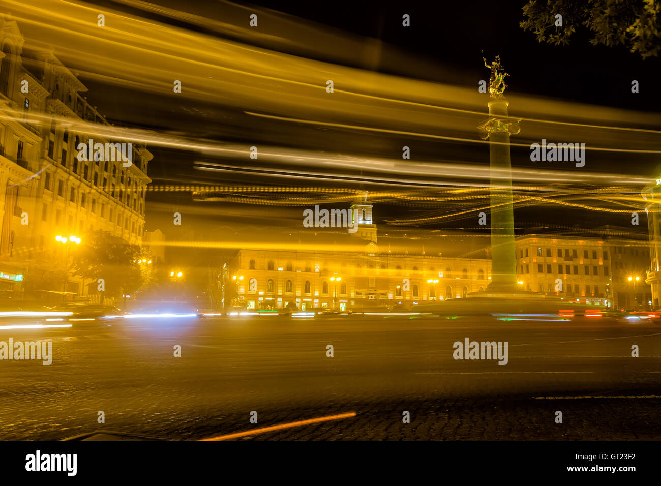Tbilisi, Georgia - Agosto 17, 2016: la piazza della Libertà a notte nel centro di Tbilisi con percorsi di luce Foto Stock