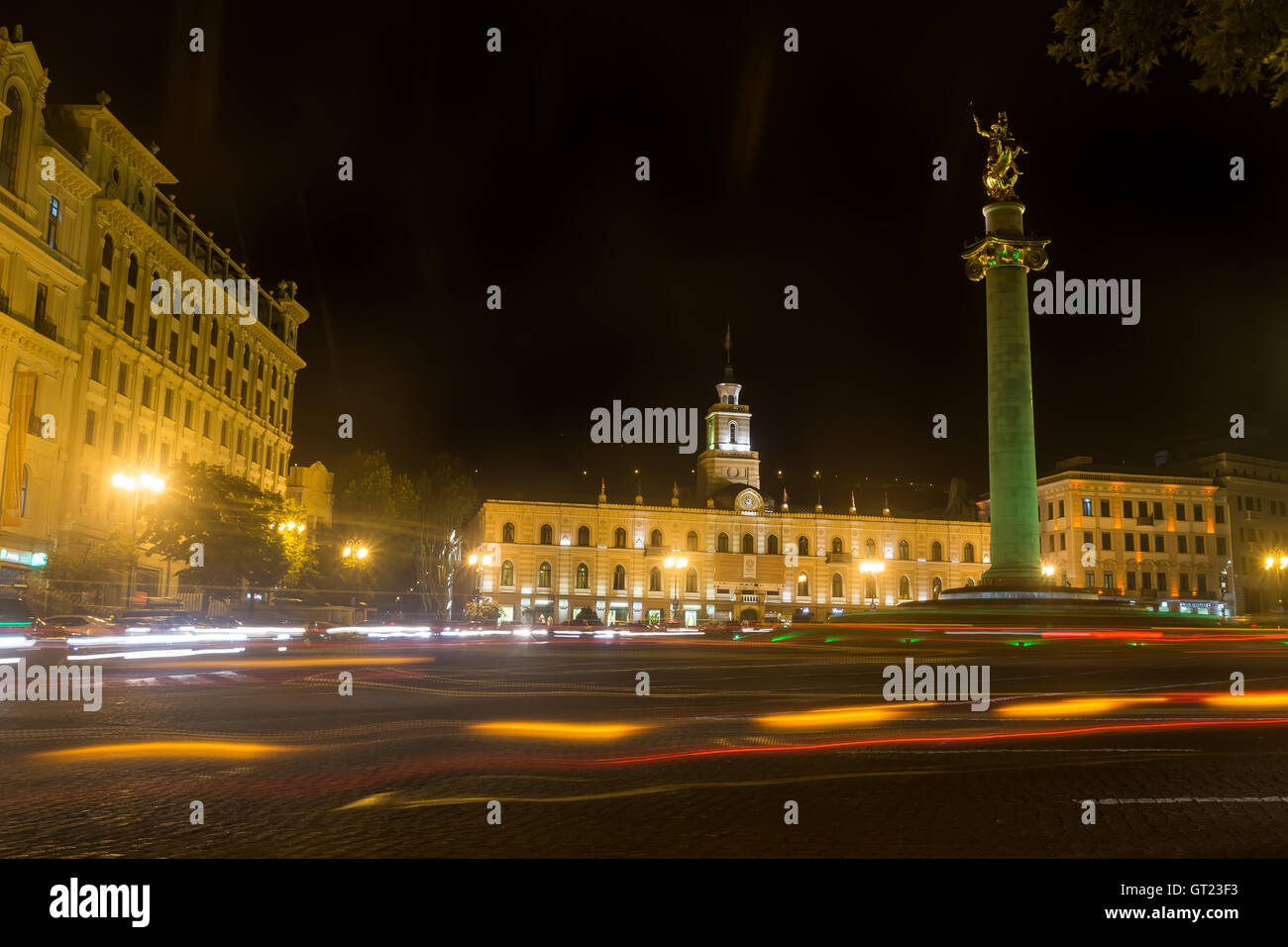 Tbilisi, Georgia - Agosto 17, 2016: la piazza della Libertà a notte nel centro di Tbilisi con percorsi di luce Foto Stock