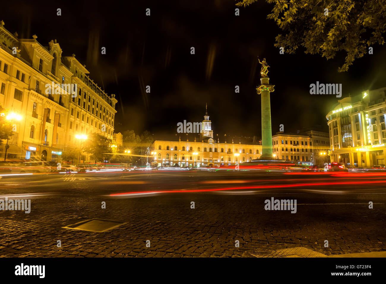 Tbilisi, Georgia - Agosto 17, 2016: la piazza della Libertà a notte nel centro di Tbilisi con percorsi di luce Foto Stock