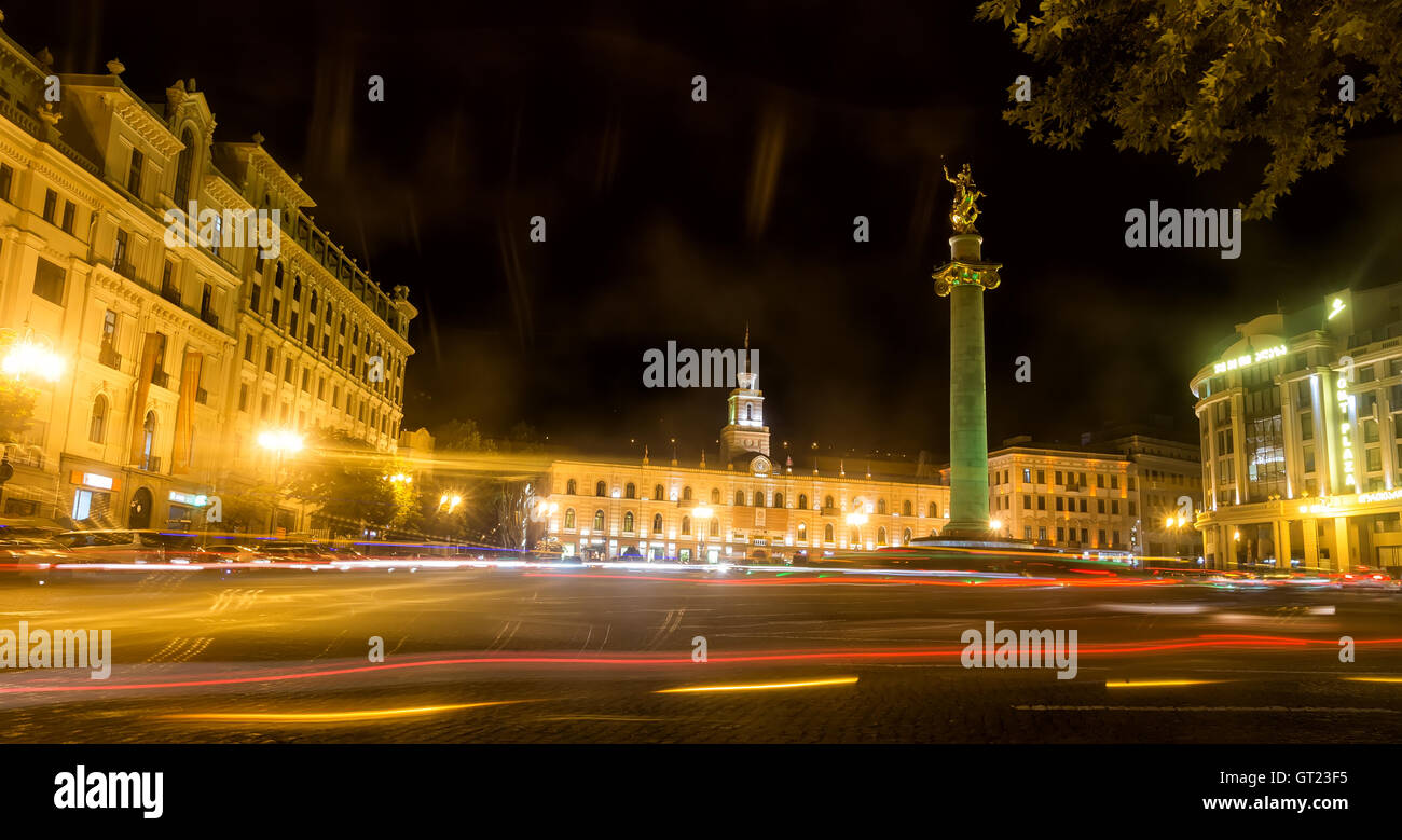 Tbilisi, Georgia - Agosto 17, 2016: la piazza della Libertà a notte nel centro di Tbilisi con percorsi di luce Foto Stock