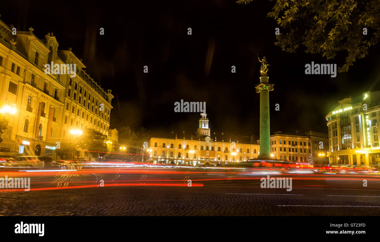 Tbilisi, Georgia - Agosto 17, 2016: la piazza della Libertà a notte nel centro di Tbilisi con percorsi di luce Foto Stock