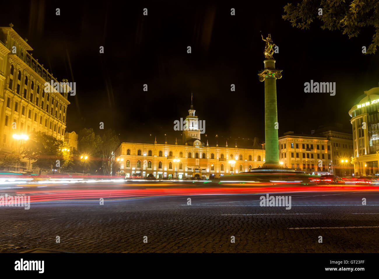 Tbilisi, Georgia - Agosto 17, 2016: la piazza della Libertà a notte nel centro di Tbilisi con percorsi di luce Foto Stock