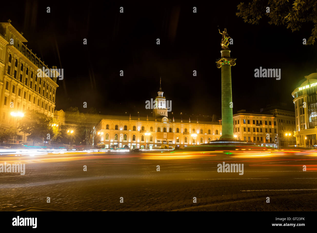 Tbilisi, Georgia - Agosto 17, 2016: la piazza della Libertà a notte nel centro di Tbilisi con percorsi di luce Foto Stock
