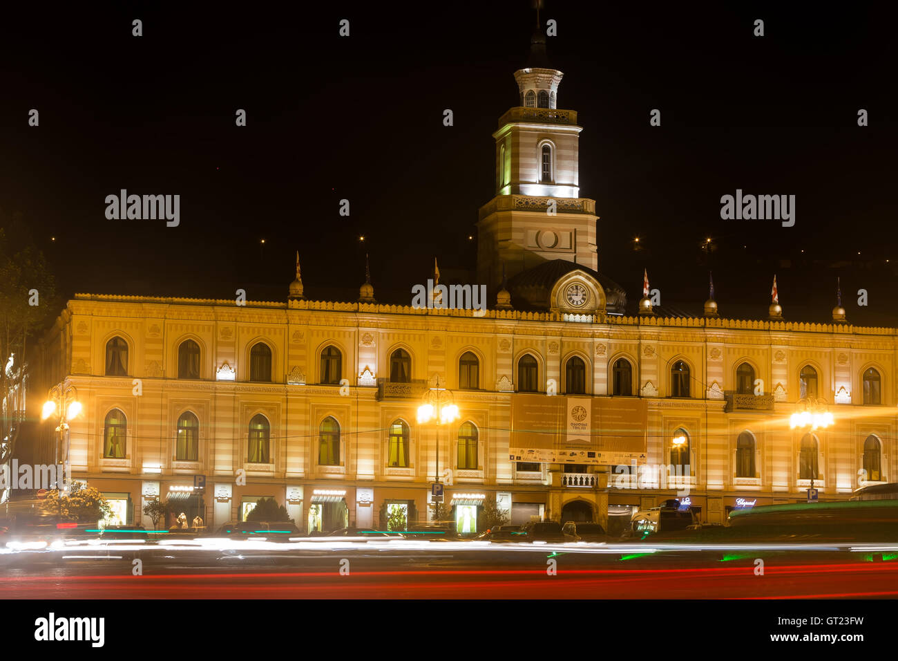 Tbilisi, Georgia - Agosto 17, 2016: la piazza della Libertà a notte nel centro di Tbilisi con percorsi di luce Foto Stock