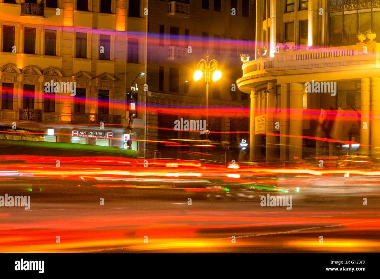 Tbilisi, Georgia - Agosto 17, 2016: la piazza della Libertà a notte nel centro di Tbilisi con percorsi di luce Foto Stock