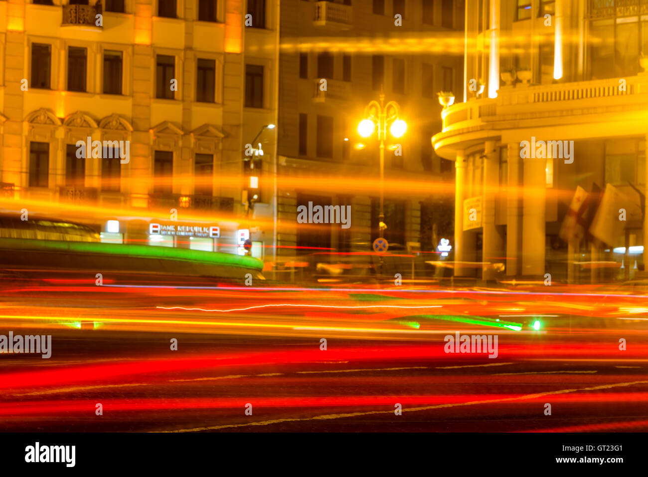 Tbilisi, Georgia - Agosto 17, 2016: la piazza della Libertà a notte nel centro di Tbilisi con percorsi di luce Foto Stock