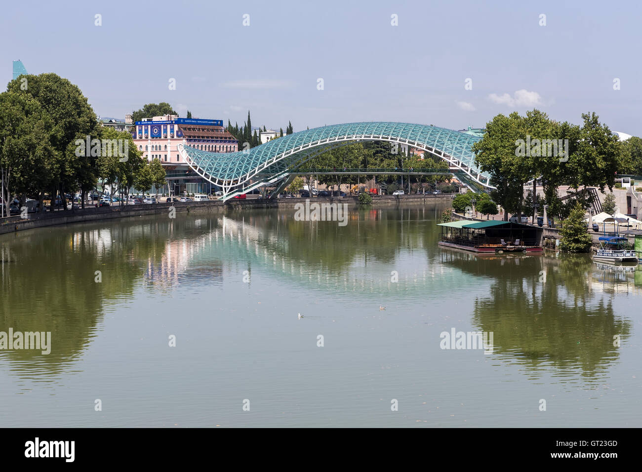 Tbilisi, Georgia - 18 agosto 2016: Ponte della Pace a Tbilisi, Geaorgia, prua a forma di ponte pedonale oltre il fiume Kura in Tb Foto Stock