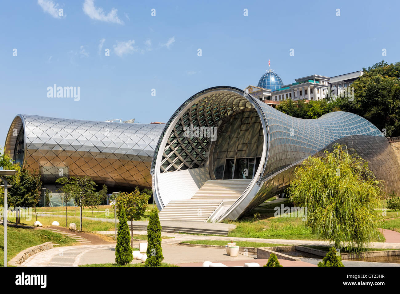 Tbilisi, Georgia - 18 agosto 2016: il Teatro della Musica e del dramma, Exhibition Hall sono il moderno Tbilisi, situato nel Parco Rike, G Foto Stock