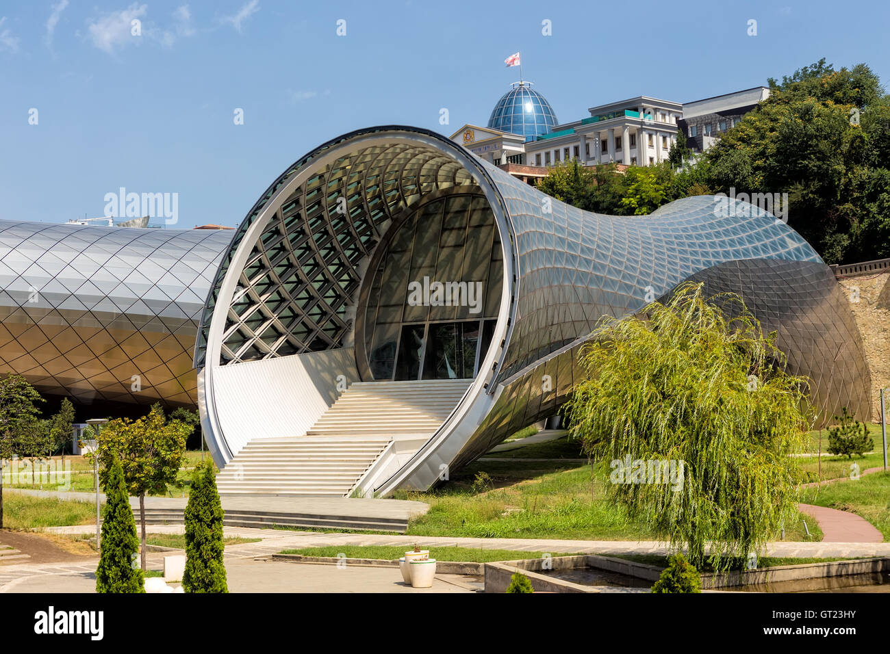 Tbilisi, Georgia - 18 agosto 2016: il Teatro della Musica e del dramma, Exhibition Hall sono il moderno Tbilisi, situato nel Parco Rike, G Foto Stock