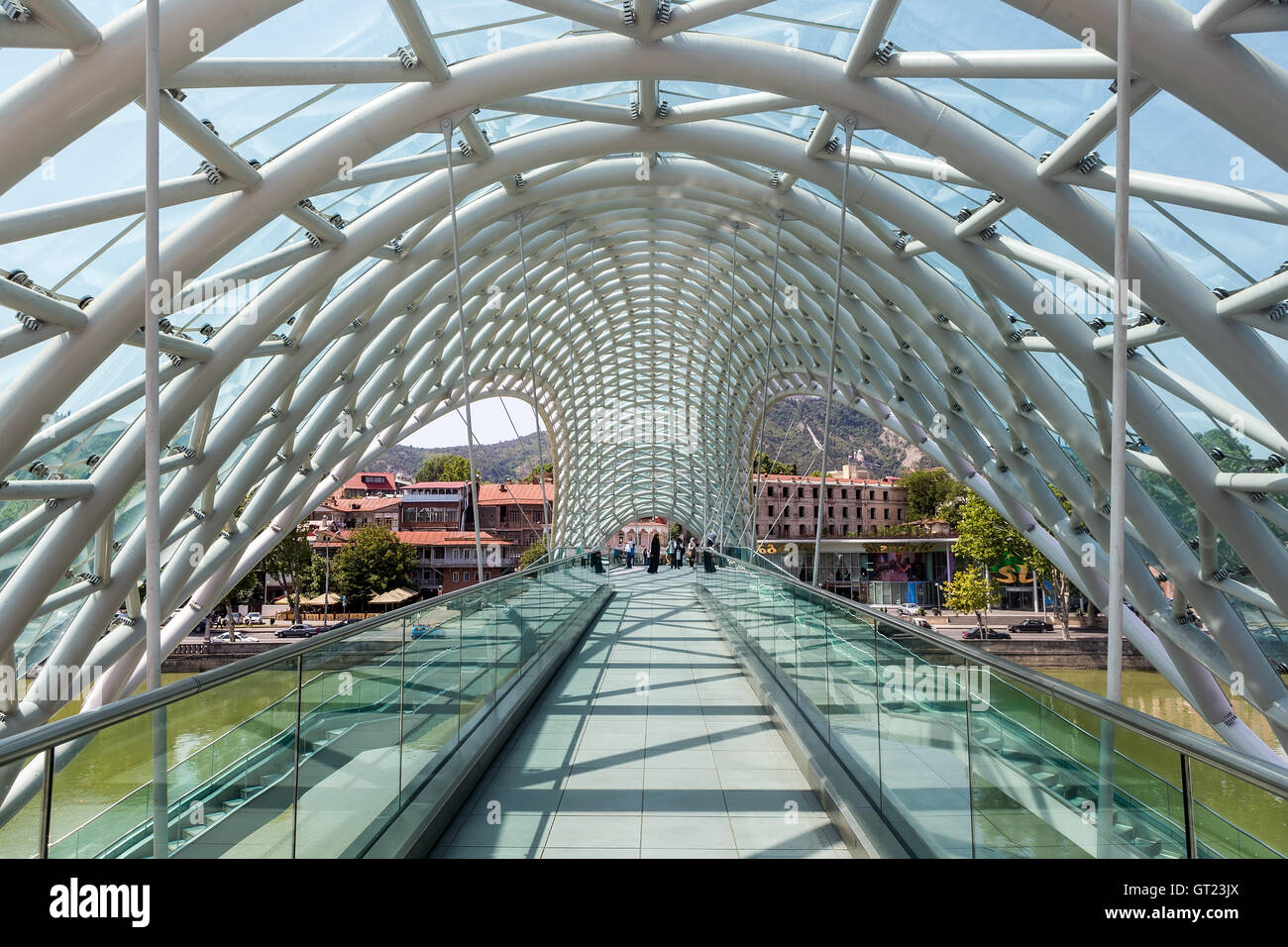 Tbilisi, Georgia - 18 agosto 2016: Ponte della Pace a Tbilisi, Geaorgia, prua a forma di ponte pedonale oltre il fiume Kura in Tb Foto Stock