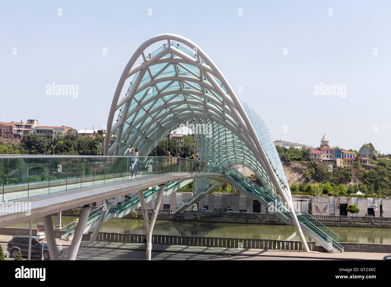 Tbilisi, Georgia - 18 agosto 2016: Ponte della Pace a Tbilisi, Geaorgia, prua a forma di ponte pedonale oltre il fiume Kura in Tb Foto Stock