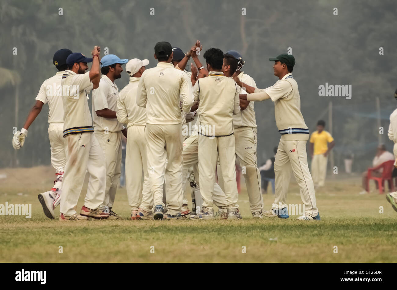 La gioia di una vittoria. I ragazzi stanno giocando a cricket a Kolkata. Foto Stock