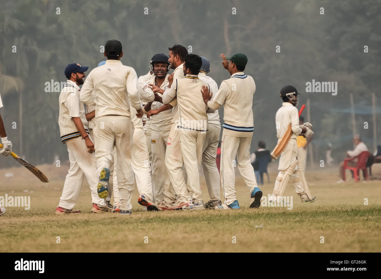 La gioia di una vittoria. I ragazzi stanno giocando a cricket a Kolkata. Foto Stock