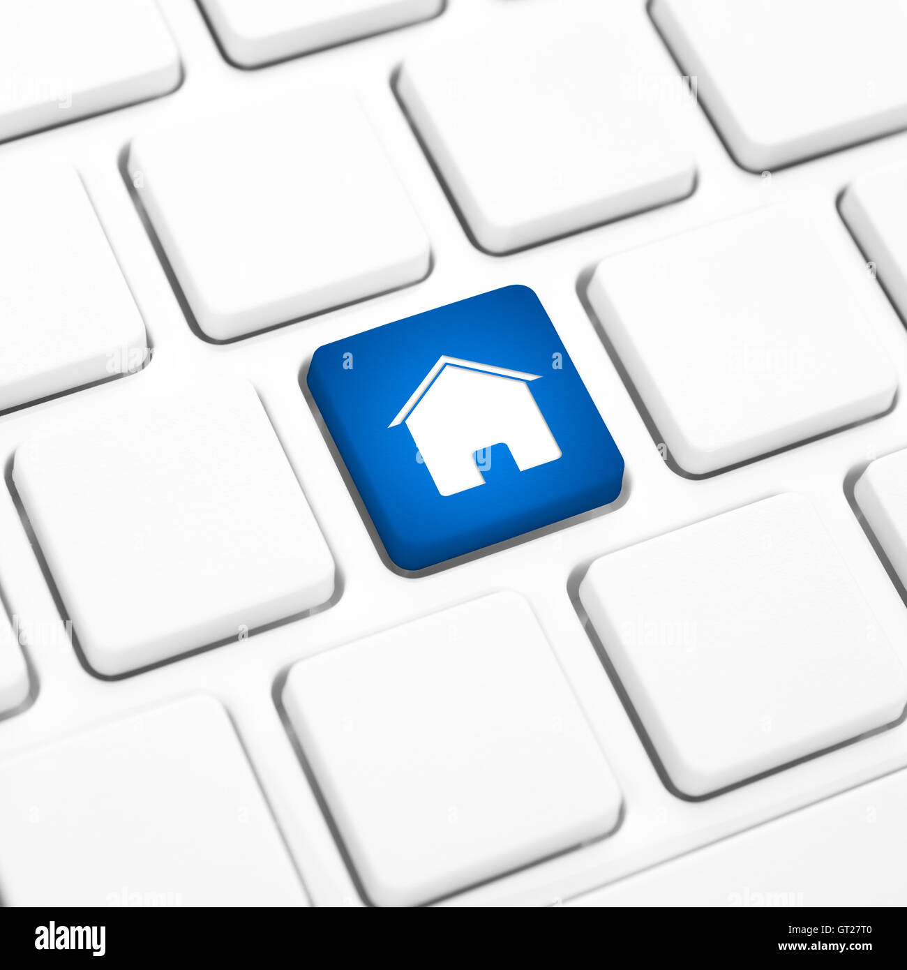 Home o immobili concetto, blue house pulsante o tasto sulla tastiera bianca Foto Stock