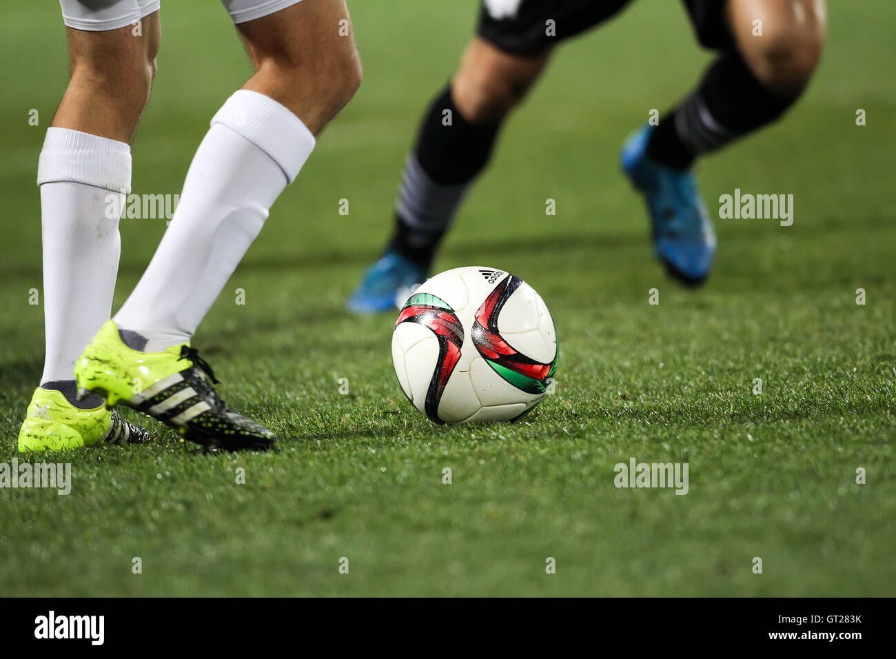 Salonicco, Grecia - 30 Gennaio 2016: Vista dettagliata del pallone da calcio e piedi del giocatore durante una partita di campionato greco Foto Stock