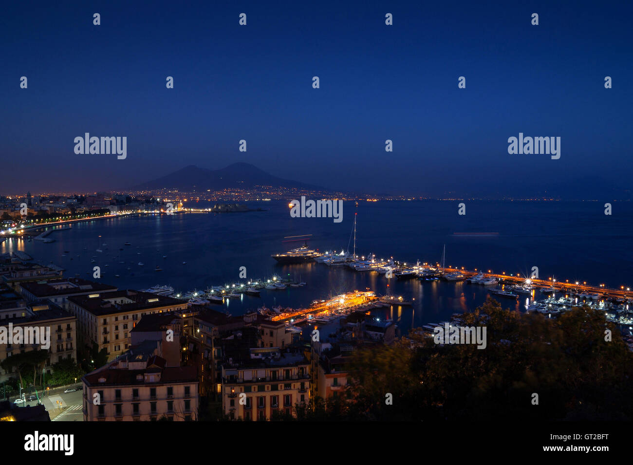 Una barca in porto Napoli Foto Stock