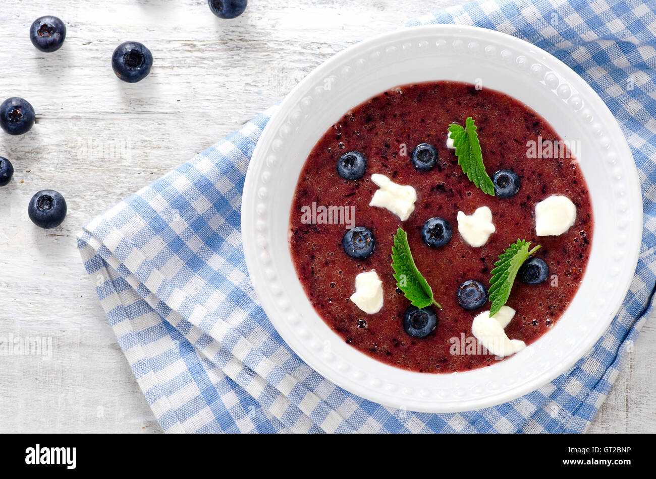 Freddo dolce zuppa di mirtilli.mangiare sano. Vista superiore Foto Stock