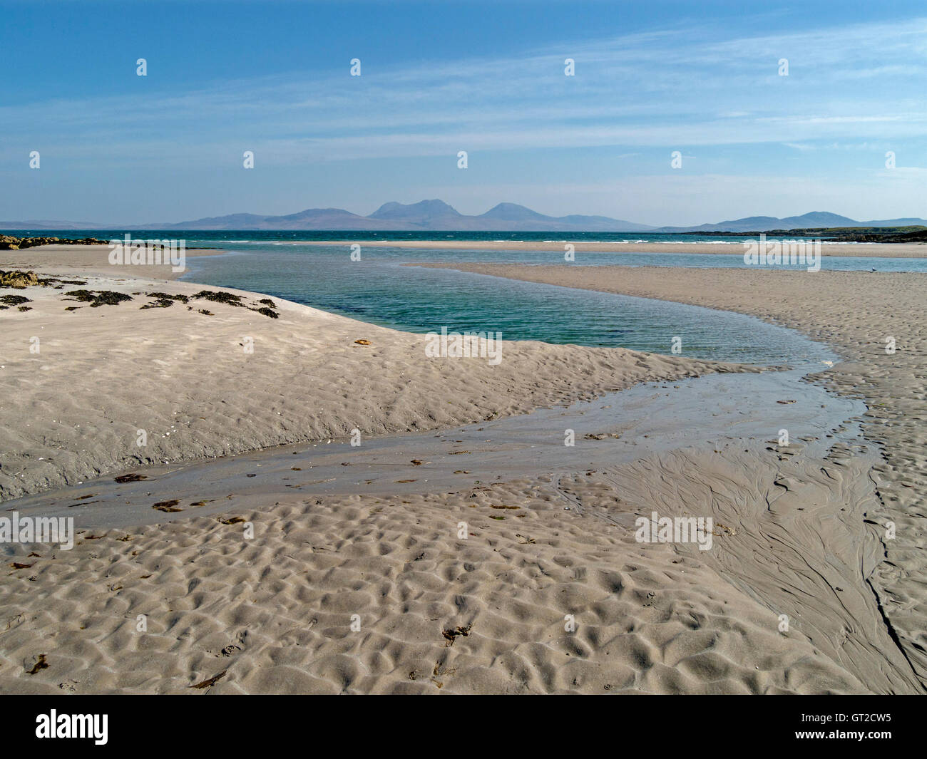 L'Isle of Jura visto dalla spiaggia sabbiosa a trefolo sull'isola delle Ebridi di Colonsay, Scotland, Regno Unito. Foto Stock