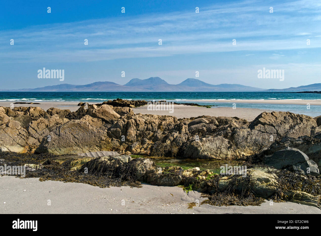 L'Isle of Jura visto dalla spiaggia sabbiosa a trefolo sull'isola delle Ebridi di Colonsay, Scotland, Regno Unito. Foto Stock