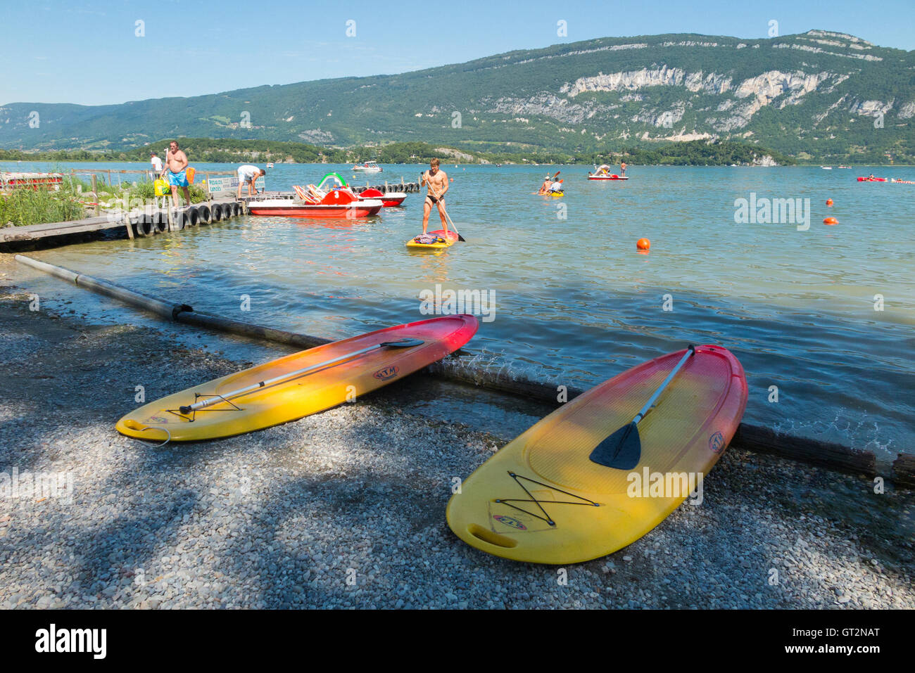 Spiaggia / spiaggia sul lago a Conjux ( Port de Conjux ) - sul Lago du Bourget (Lac du Bourget) in Savoia, Francia. Foto Stock