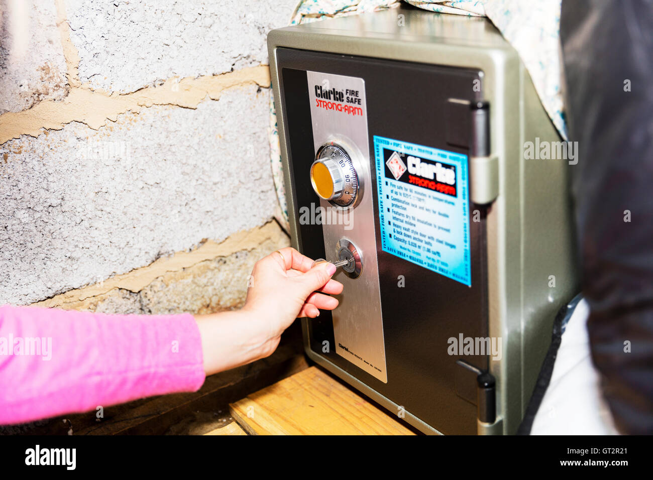 Apertura cassaforte con sblocco a chiave sicura protezione di sicurezza sicuro di oggetti preziosi in cassaforte cassaforte REGNO UNITO Inghilterra GB Foto Stock