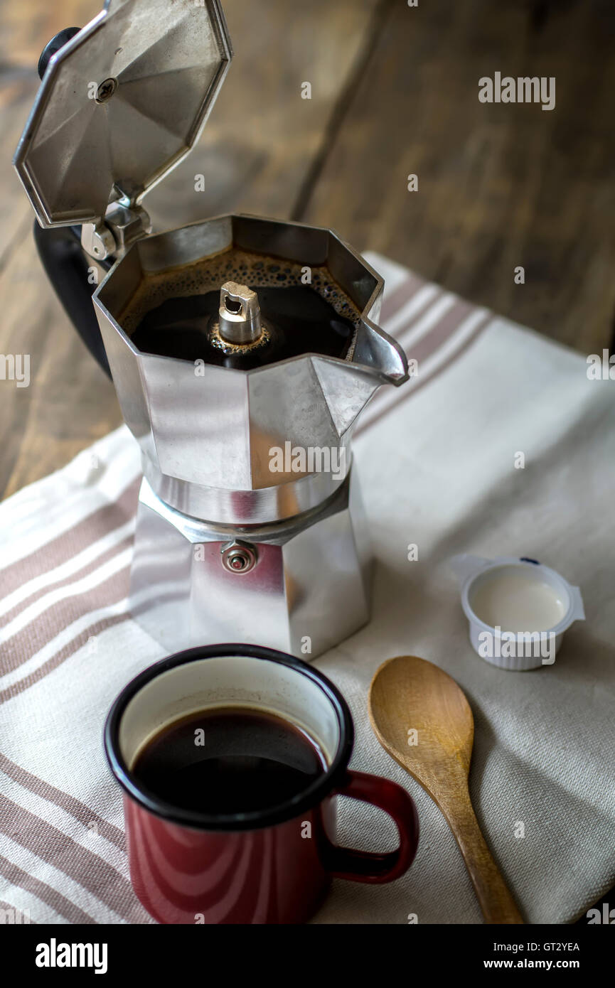 Esspresso pot e rosso tazza di caffè sul tavolo Foto Stock