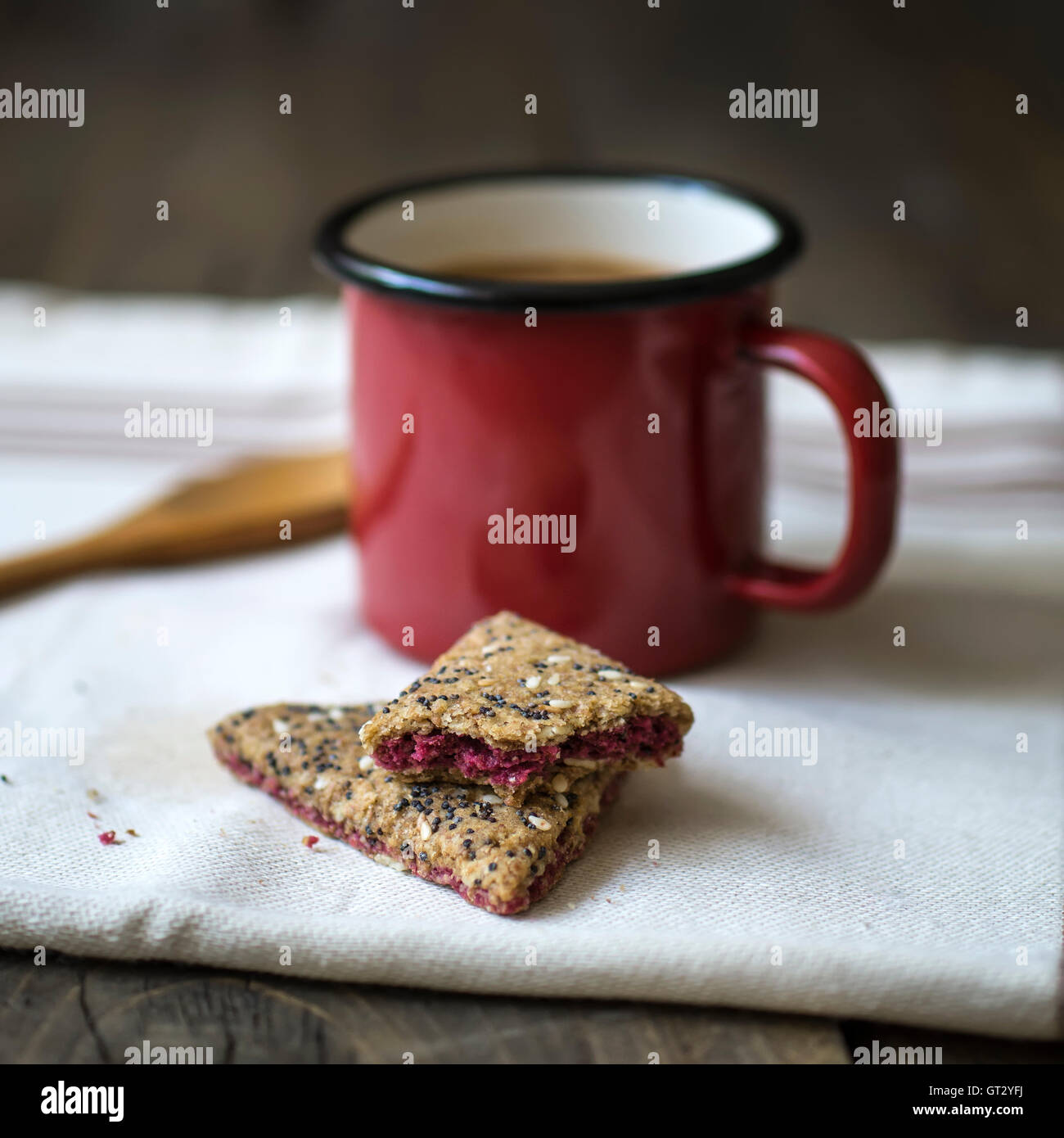 Tazza di caffè e biscotti su sfondo di legno, close up Foto Stock