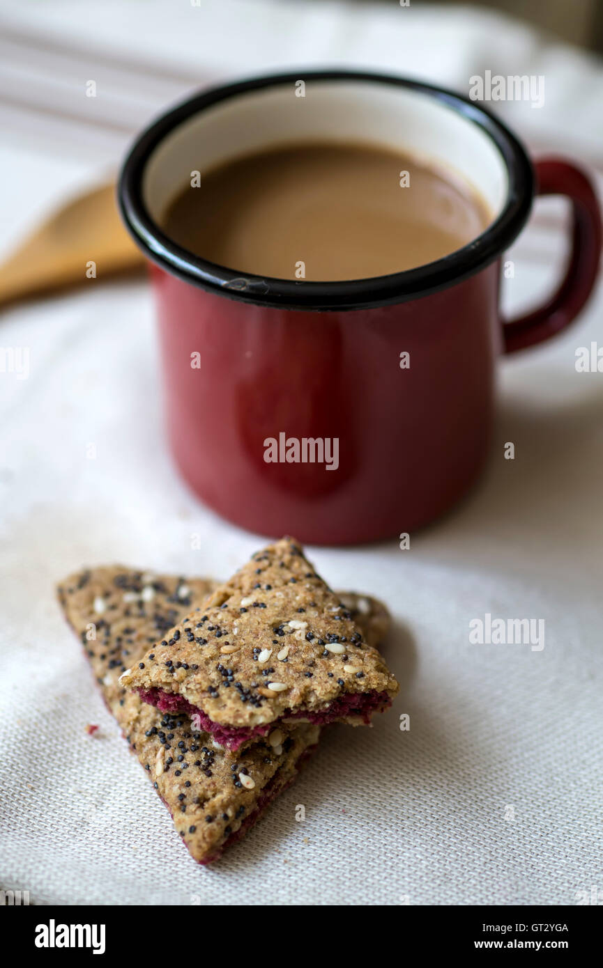 Tazza di caffè e biscotti su sfondo di legno, close up Foto Stock