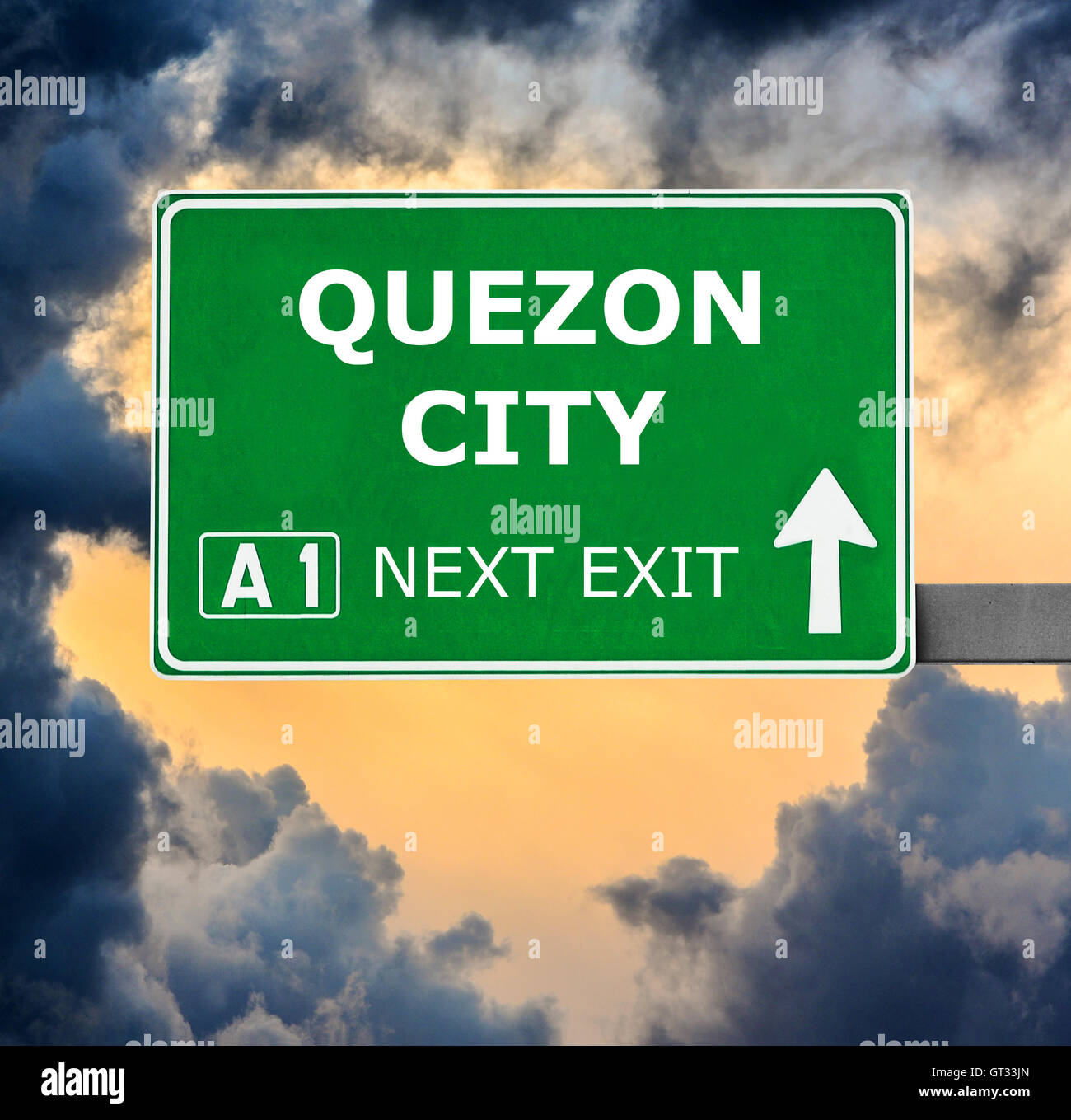 QUEZON CITY ROAD sign contro il cielo blu chiaro Foto Stock