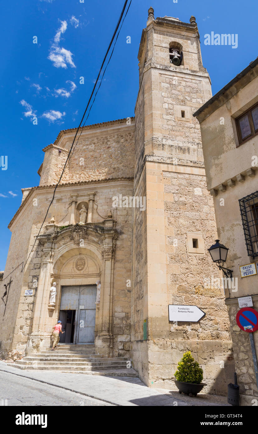 Tourist immettendo la Iglesia de San Pedro, Cuenca, Castilla La Mancha, in Spagna Foto Stock