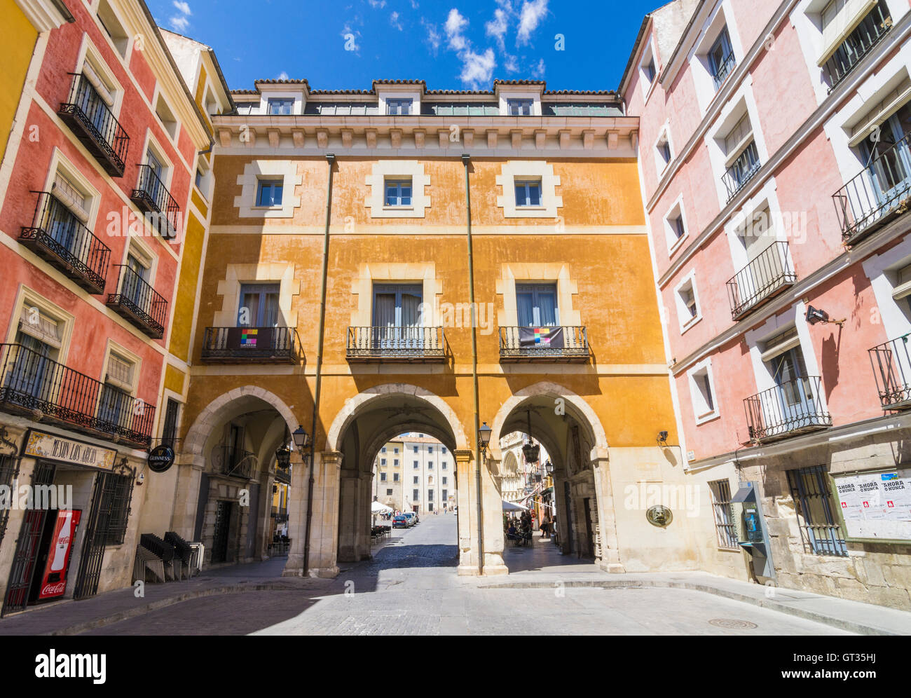 Tre Archi di sostegno il Municipio che conduce a Plaza Mayor, Cuenca, Castilla La Mancha, in Spagna Foto Stock