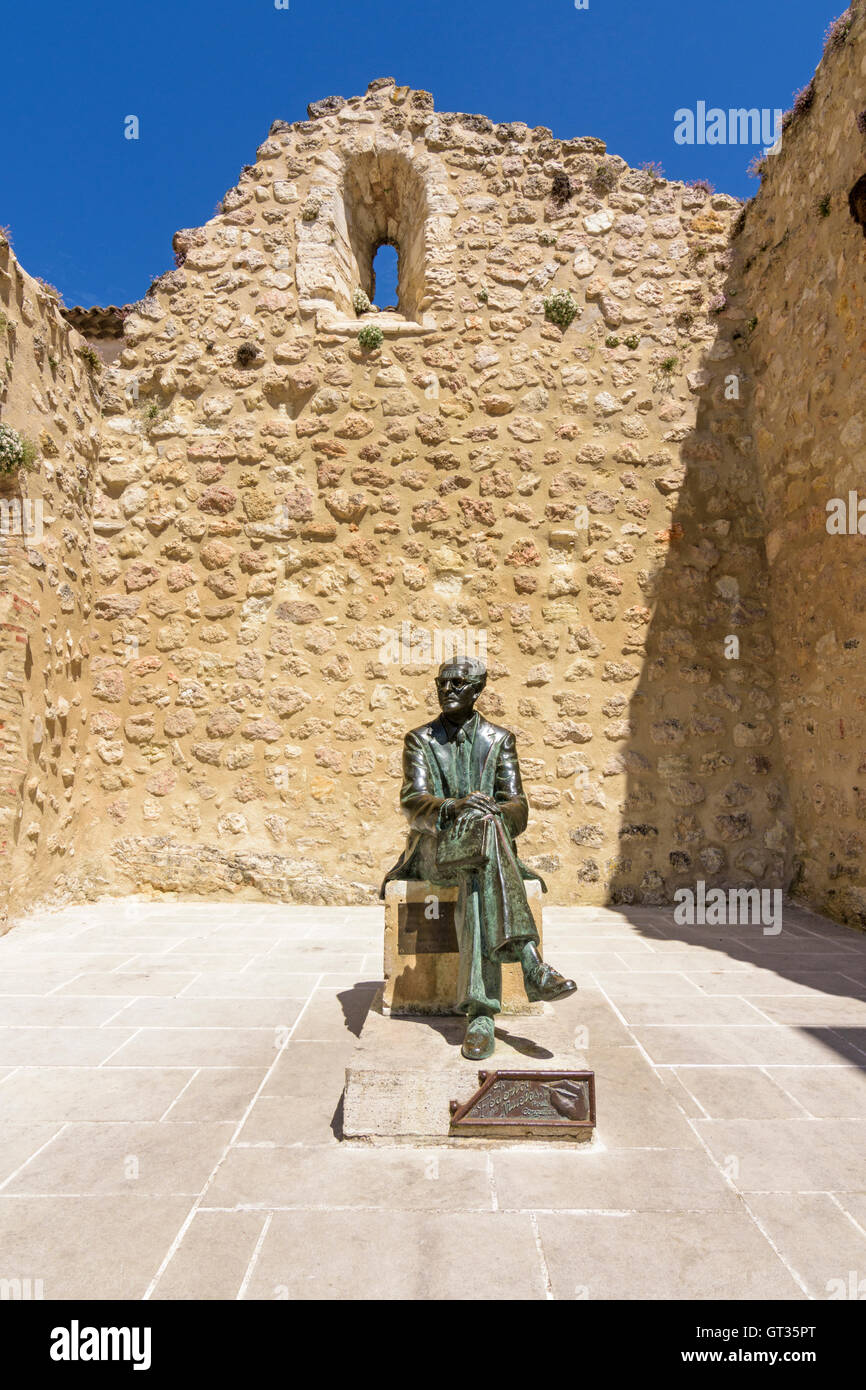 La scultura di un seduto Federico Muelas nelle rovine di Iglesia de San Pantaleón, Cuenca, Castilla La Mancha, in Spagna Foto Stock