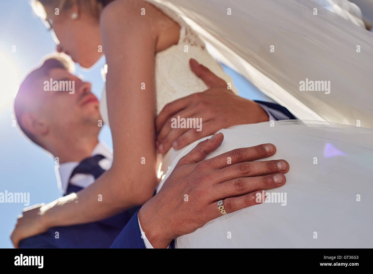 Chiudere fino a mani della sposa sposo abbracciando Foto Stock