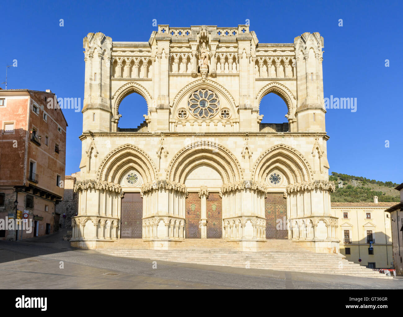 La facciata della Cattedrale di Santa María de Gracia, Plaza Mayor, Cuenca, Castilla La Mancha, in Spagna Foto Stock