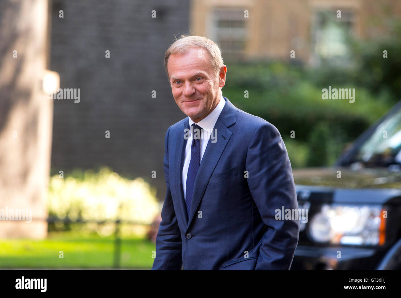 Donald Tusk,Presidente del Consiglio europeo dal 1 dicembre 2014,arriva al 10 di Downing Street per avere colloqui con Theresa Maggio Foto Stock