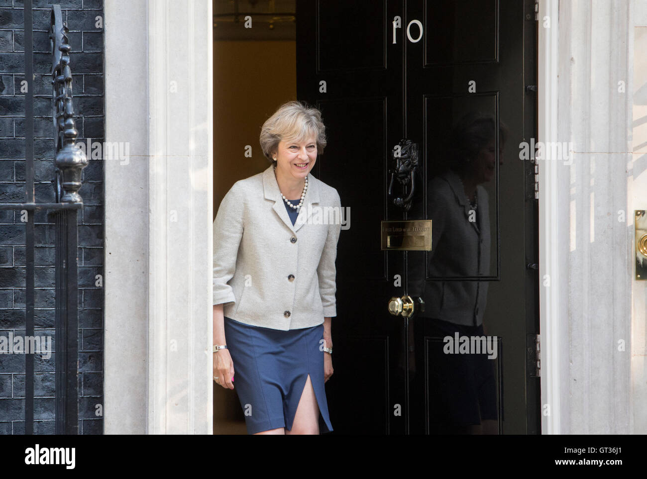 Il primo ministro,Theresa Maggio,lascia la porta del numero 10 di Downing street Foto Stock