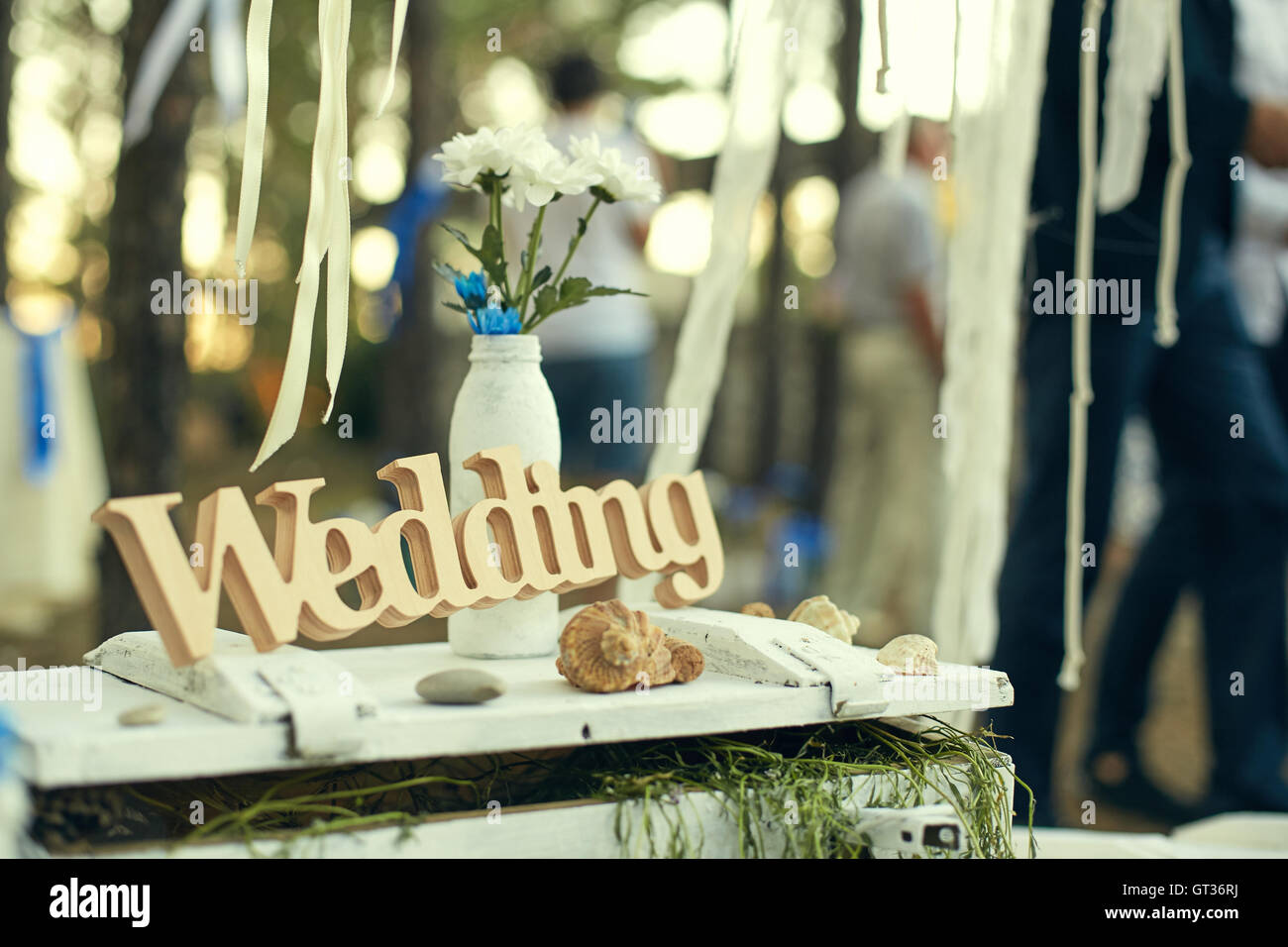 Decorazioni per matrimoni in stile rustico nel bosco Foto Stock