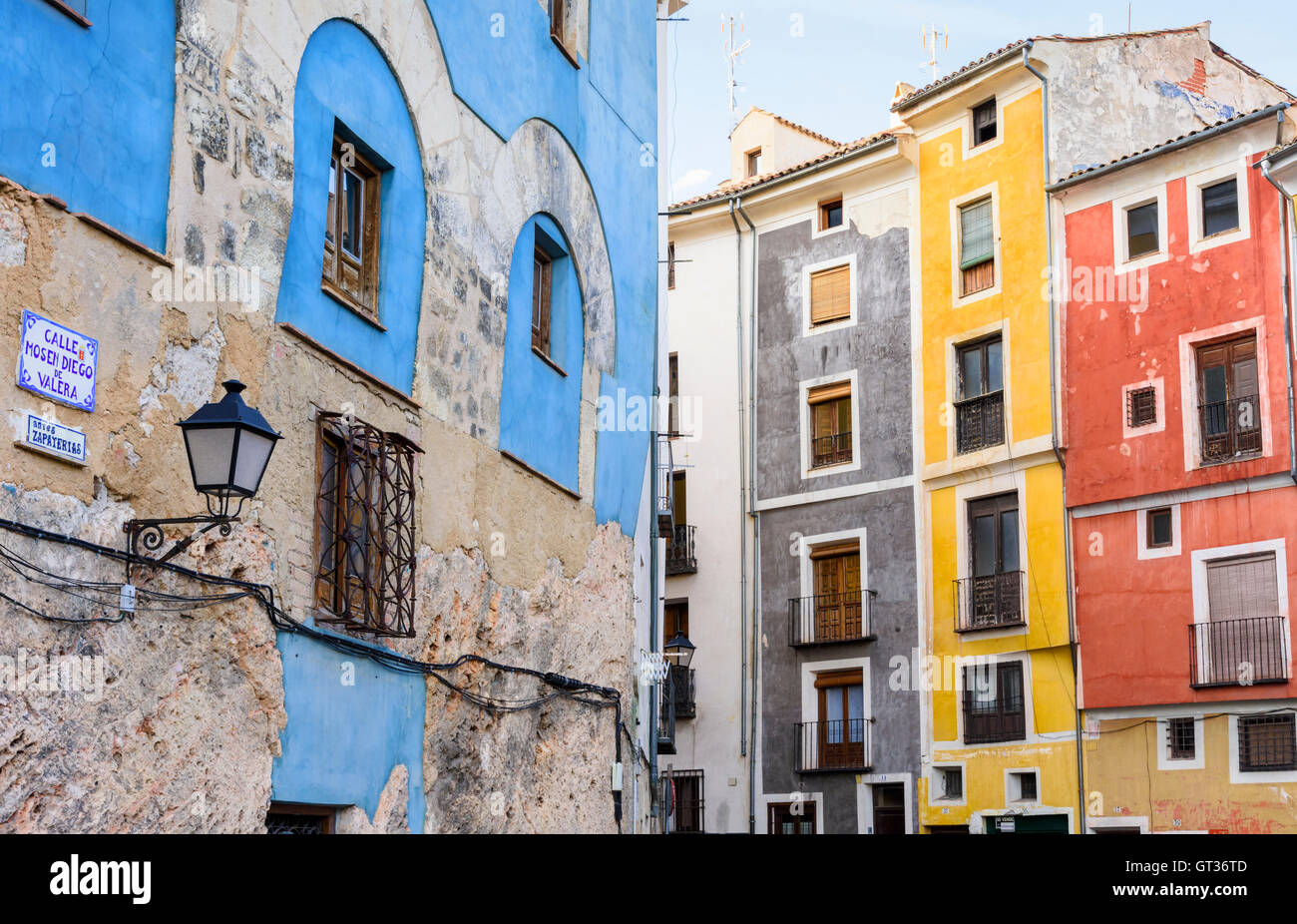 Case colorate di Calle Mosen Diego de Valera e Alfonso VIII street, Cuenca, Castilla La Mancha, in Spagna Foto Stock
