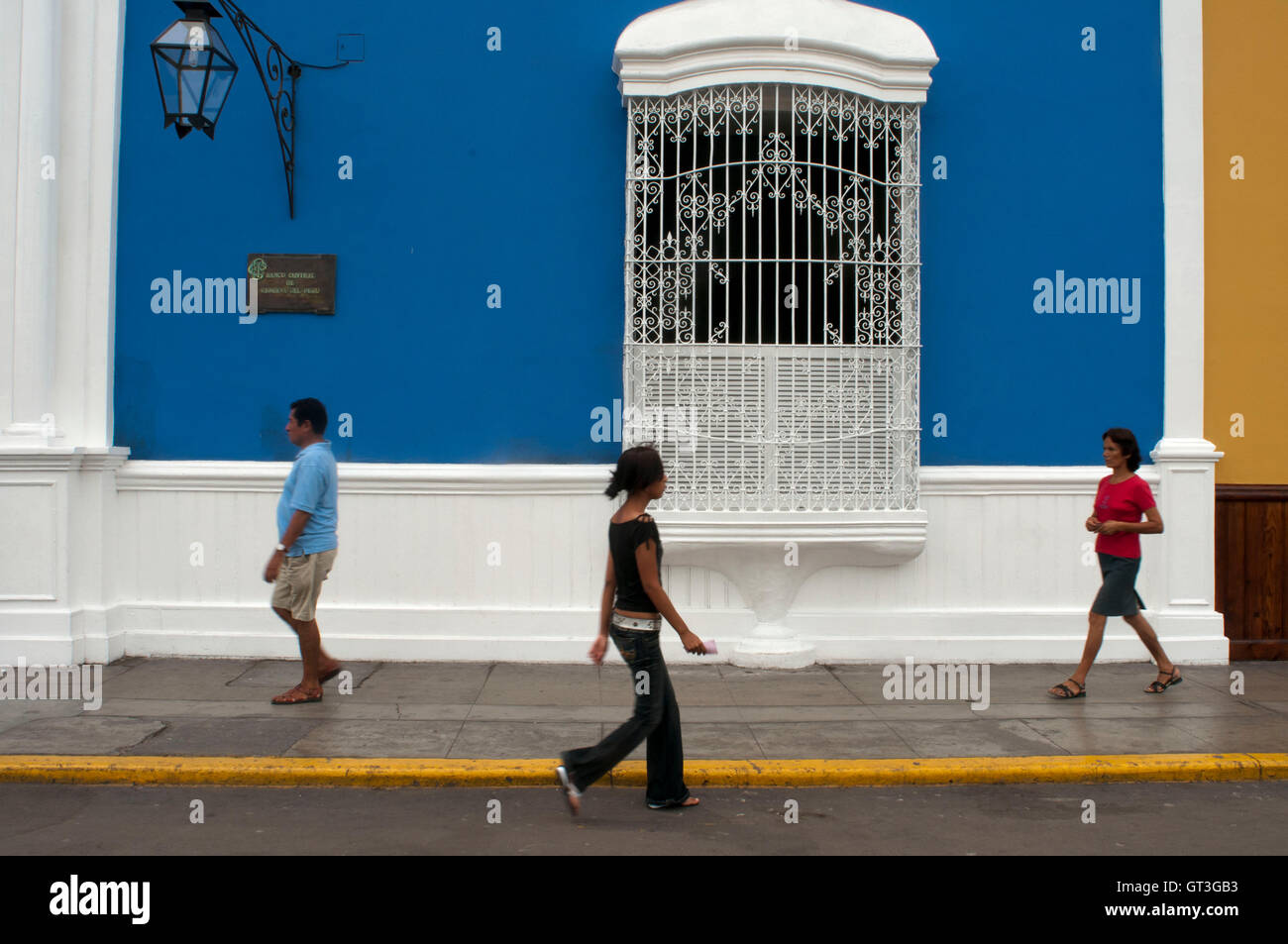 La città di Trujillo. Architettura tradizionale. Arte coloniale Eleganti facciate e balconi in legno e tonalità pastello caratterizzano le case coloniali in Plaza de Armas in Trujillo, Perú Foto Stock