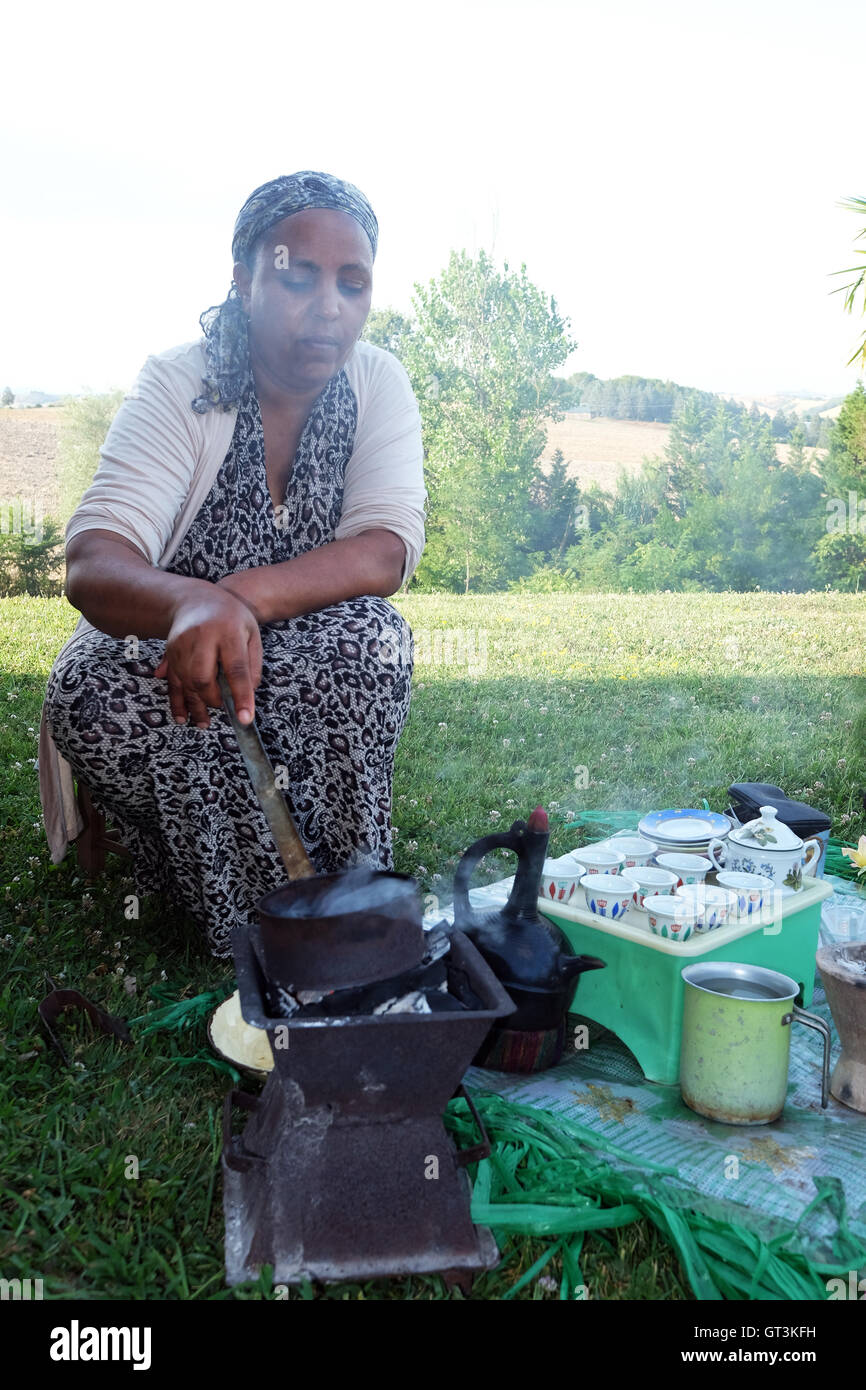 Cerimonia di caffè La tostatura i chicchi,l'Etiopia, Africa Foto Stock