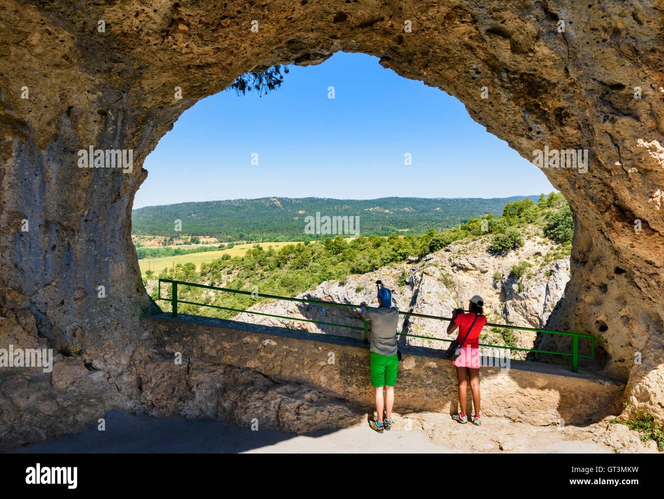 I turisti alla ricerca attraverso il Ventano del Diablo, Cuenca, Castilla La Mancha, in Spagna Foto Stock