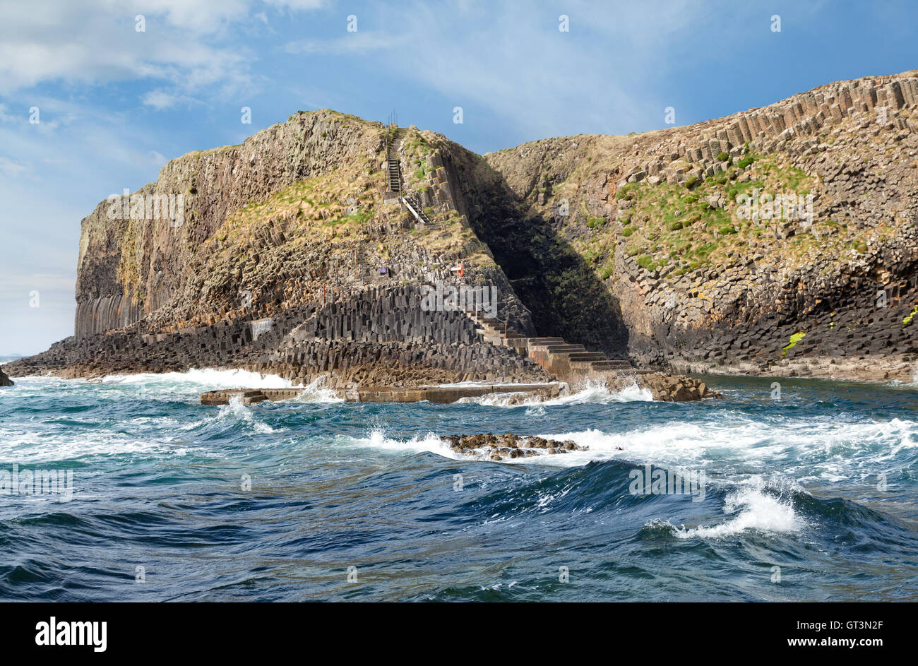 Piccolo porto lungo la costa rocciosa della staffa, un'isola disabitata delle Ebridi Interne, Scozia Foto Stock