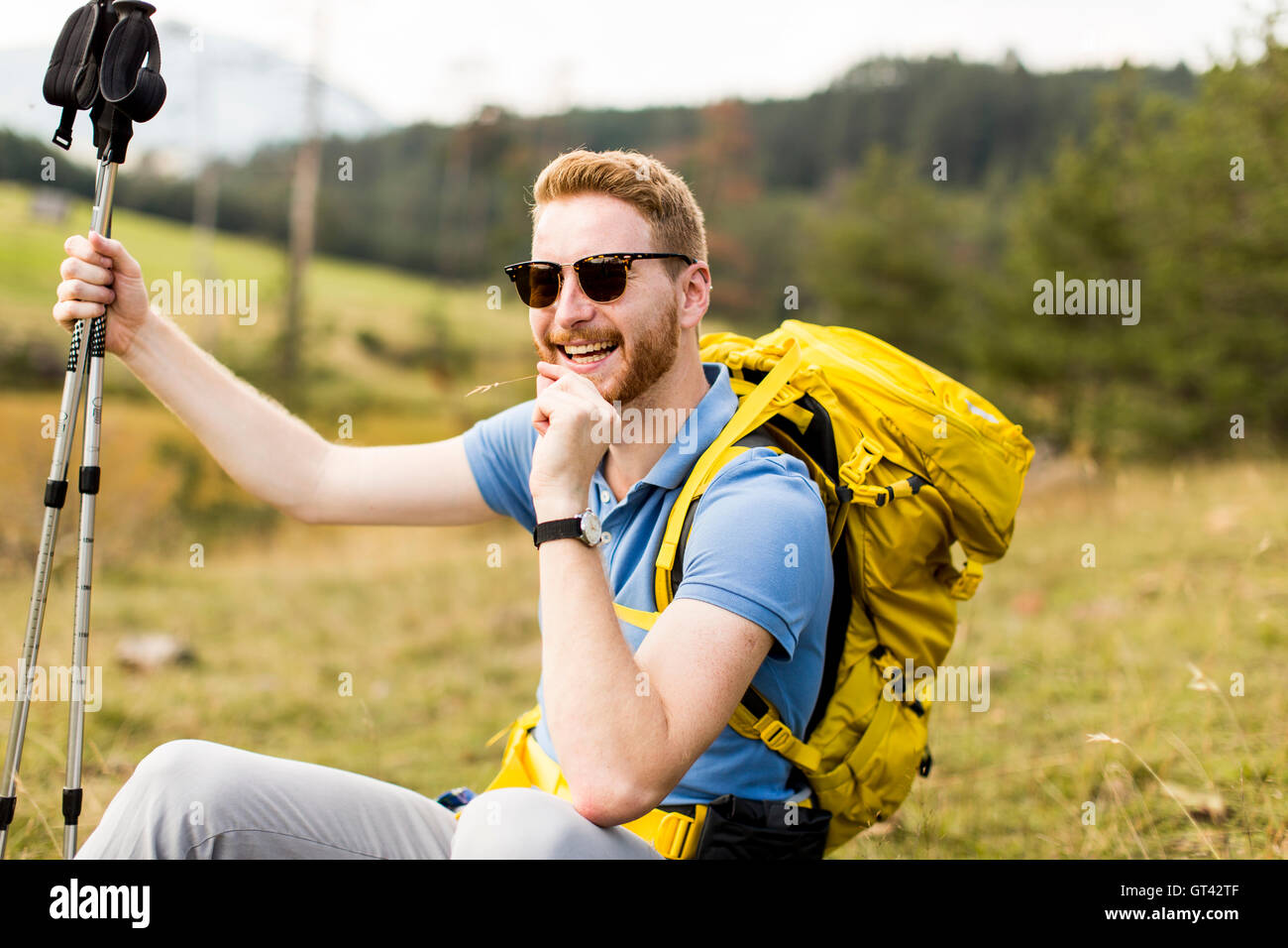 Giovani con lo zaino in spalla uomo resto presso la collina Foto Stock